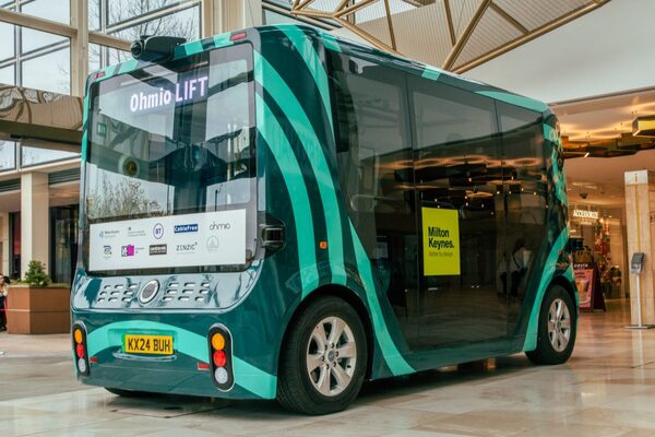 Miltonas Keynesas vadovaus autobuso be vairuotojo teismui