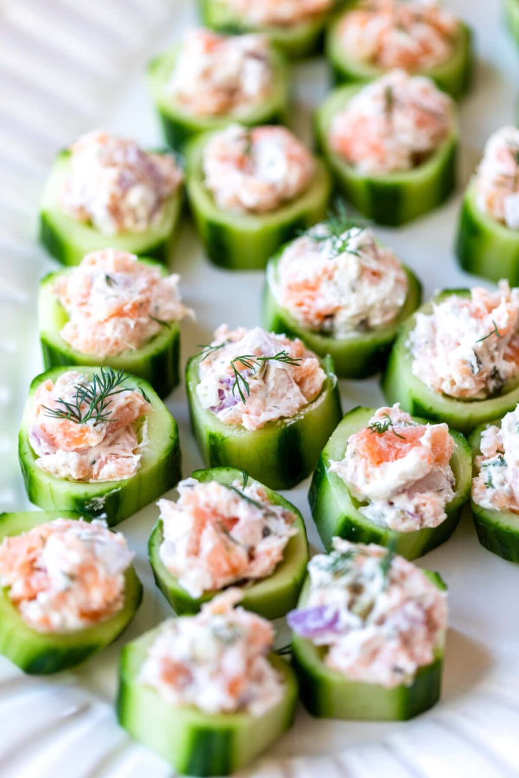 Rūkytos lašišos agurkų kąsneliai - Skinnytaste