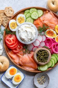 Rūkytos lašišos lėkštė – Skinnytaste
