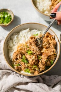 „Crockpot“ sezamo vištiena – paprasta lėtos virimo vakarienės idėja