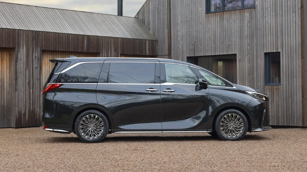 „Lexus LM“ apžvalga: „Jet-Set Lounge on Wheels“.