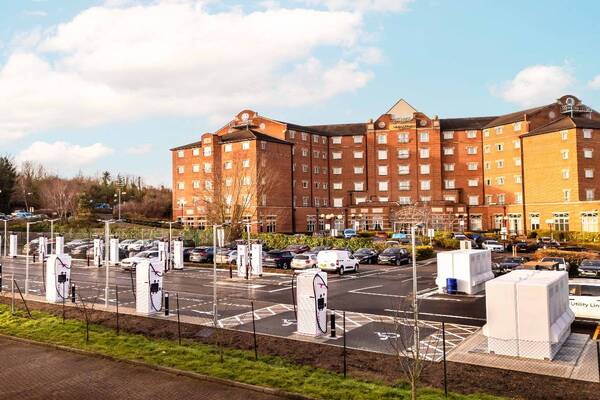 „EV Charger“ ir „Real-Estate Company“ partneris, siekiantis išplėsti JK EV