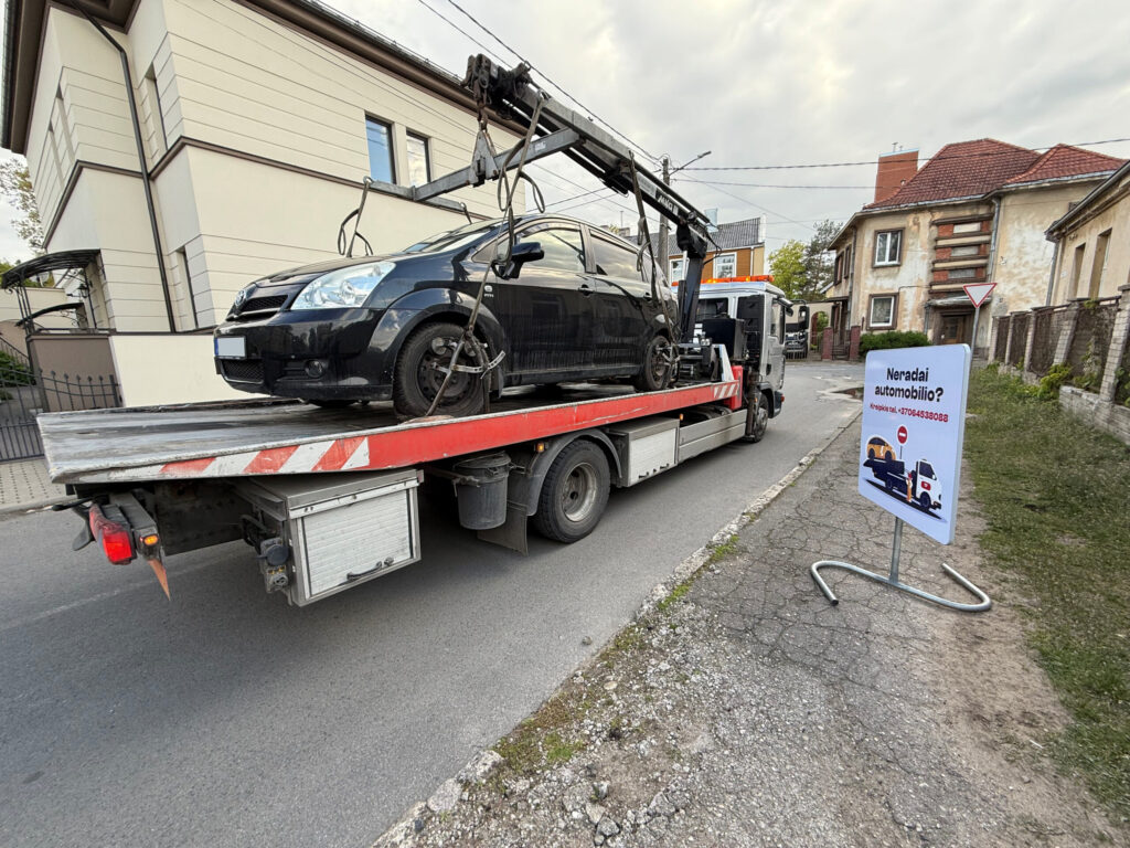 savaitgalį neleistinose vietose palikti automobiliai transportuoti į saugojimo aikštelę