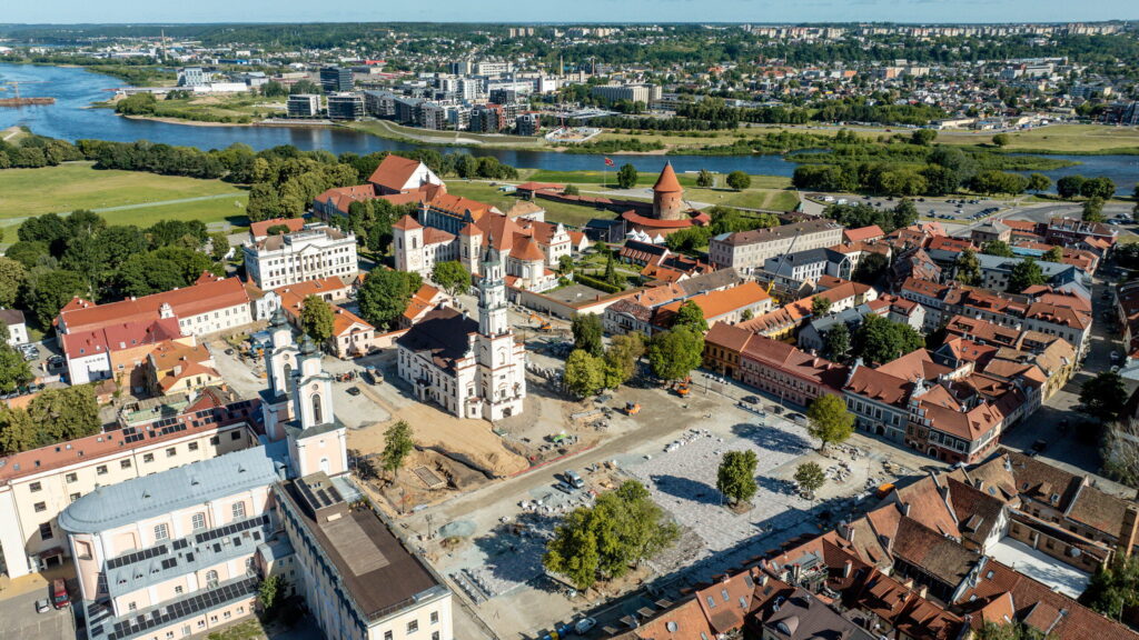 Kauno miesto savivaldybė Kauniečiai kviečiami įvertinti naująsias Rotušės aikštės dangas: