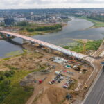 plieninė perdanga sujungė upės krantus